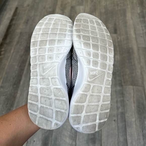 Nike Girl's Roshe One Running Shoe, Navy/Barely Rose-White - Size 7 - Picture 6 of 7